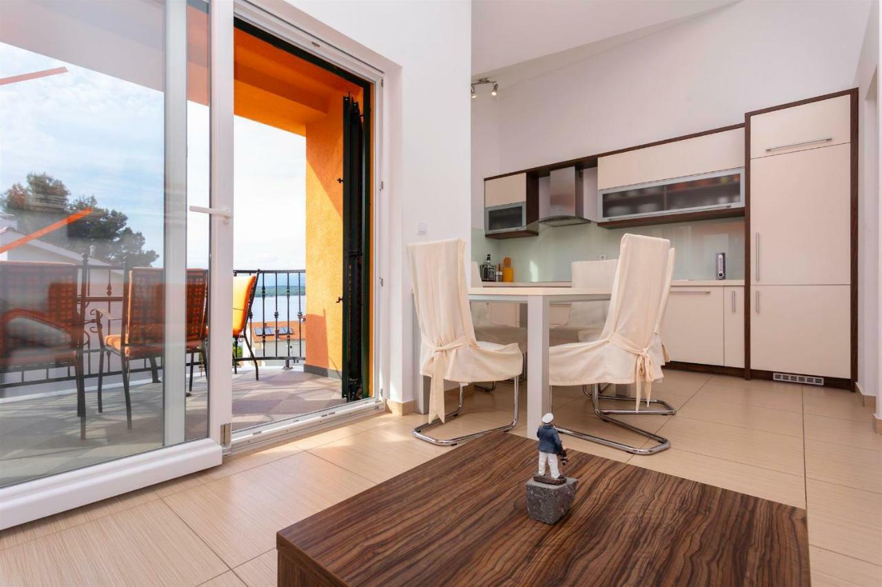 Seafront Apartment Soline With Seaview Exteriör bild